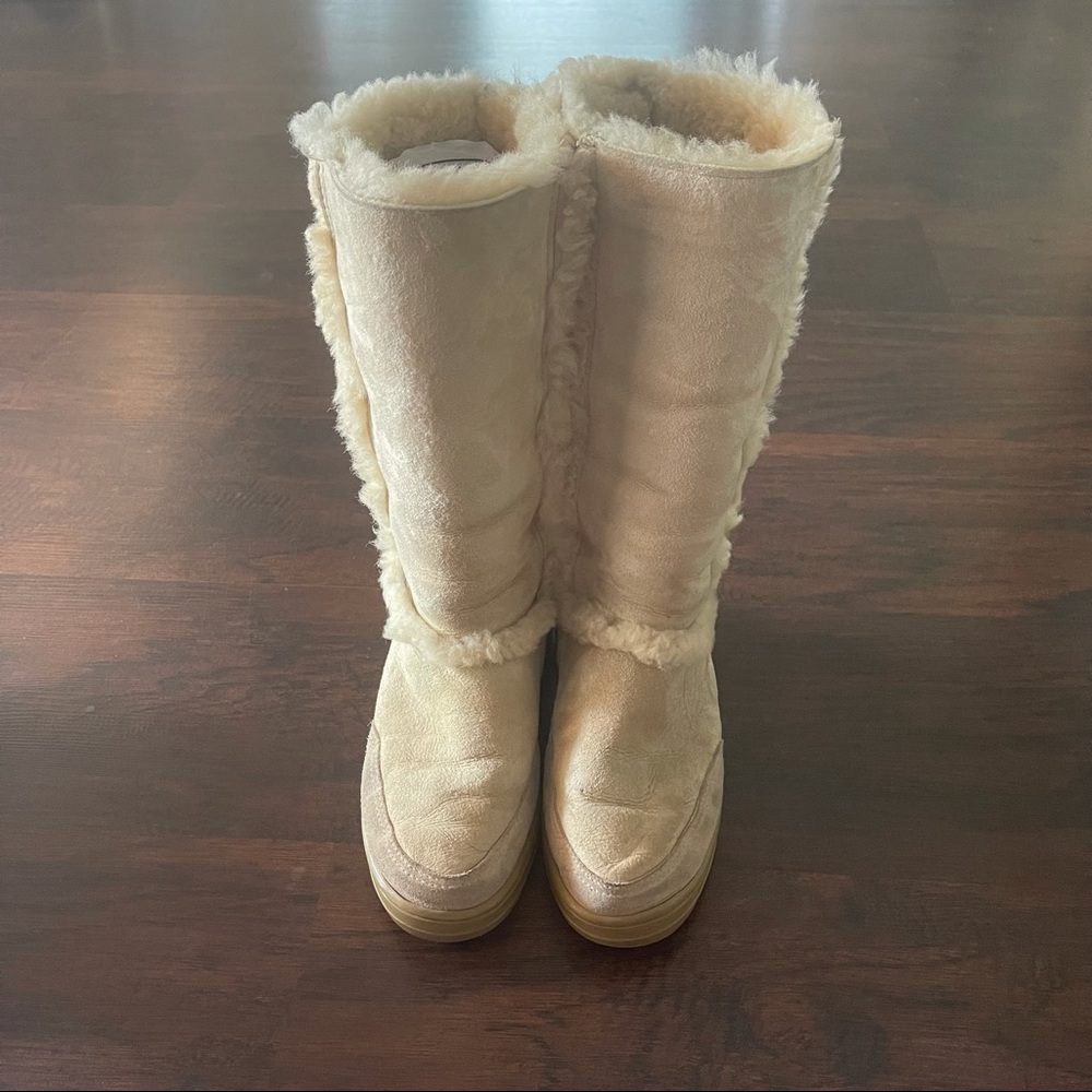 UGG Sundance 2 in sand size W7 fits 8.5/9